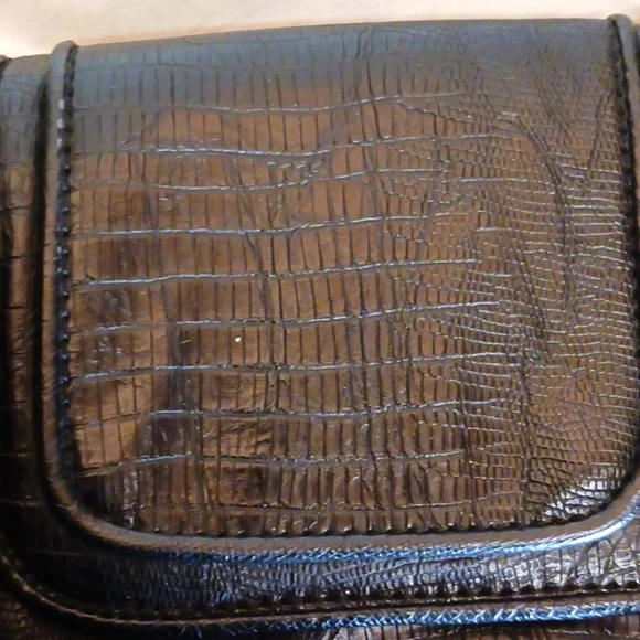 Cosmopolitan Faux Alligator Wrist Strap Clutch Purse - Picture 8 of 8